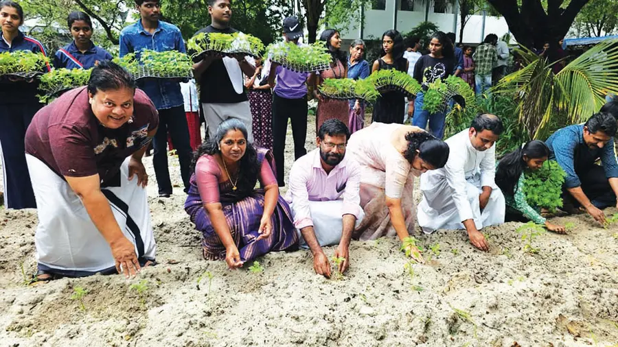 ചേർത്തല സെന്റ് മൈക്കിൾസ് കോളേജിലെ പൂകൃഷി നടനും കർഷകനുമായ അനൂപ് ചന്ദ്രൻ, പഞ്ചായത്ത് പ്രസിഡന്റ് സിനിമോൾ സാംസൺ എന്നിവർ ചേർന്ന് ഉദ്ഘാടനംചെയ്യുന്നു