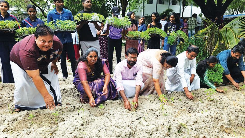 ചേർത്തല സെന്റ്‌ മൈക്കിൾസ്‌ കോളേജിലെ പൂകൃഷി നടനും കർഷകനുമായ അനൂപ്‌ ചന്ദ്രൻ, പഞ്ചായത്ത്‌ പ്രസിഡന്റ്‌  സിനിമോൾ സാംസൺ എന്നിവർ ചേർന്ന്‌ ഉദ്‌ഘാടനംചെയ്യുന്നു