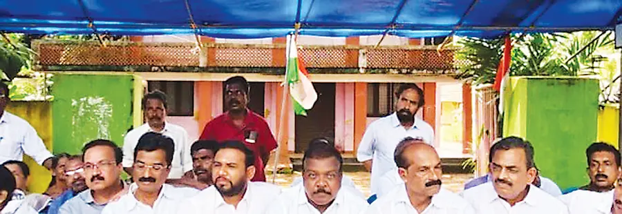 ചേർത്തല എസ്എൻഎം ഗവ. എച്ച്എസ്എസ് കുട്ടികളും അധ്യാപകരും ആശ്രയിക്കുന്ന പ്രവേശനകവാടം അടച്ച്
കോൺഗ്രസ് ധർണ നടത്തുന്നു