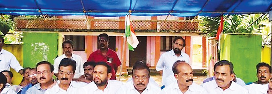 ചേർത്തല എസ്‌എൻഎം ഗവ. എച്ച്‌എസ്‌എസ്‌ കുട്ടികളും അധ്യാപകരും ആശ്രയിക്കുന്ന പ്രവേശനകവാടം അടച്ച്‌  കോൺഗ്രസ്‌ ധർണ നടത്തുന്നു