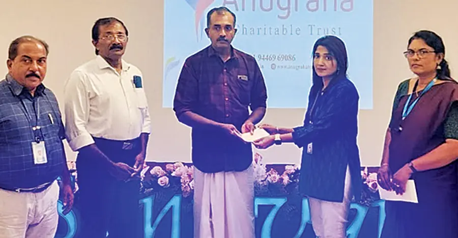 അതിസങ്കീർണമായ തൈറോയ്ഡ് ശസ്ത്രക്രിയക്ക് വിധേയയായ എണ്ണക്കാട്
സ്വദേശിനിക്കുള്ള അനുഗ്രഹ ചാരിറ്റബിൾ ട്രസ്റ്റിന്റെ ചികിത്സാസഹായം
ട്രസ്റ്റ് കമ്മിറ്റിയംഗം ഡോ. ദർശനപിള്ള കൈമൾ കൈമാറുന്നു