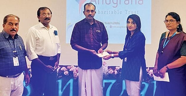 അതിസങ്കീർണമായ തൈറോയ്ഡ് ശസ്ത്രക്രിയക്ക്‌ വിധേയയായ എണ്ണക്കാട്  സ്വദേശിനിക്കുള്ള അനുഗ്രഹ ചാരിറ്റബിൾ ട്രസ്റ്റിന്റെ ചികിത്സാസഹായം  ട്രസ്റ്റ് കമ്മിറ്റിയംഗം ഡോ. ദർശനപിള്ള കൈമൾ കൈമാറുന്നു