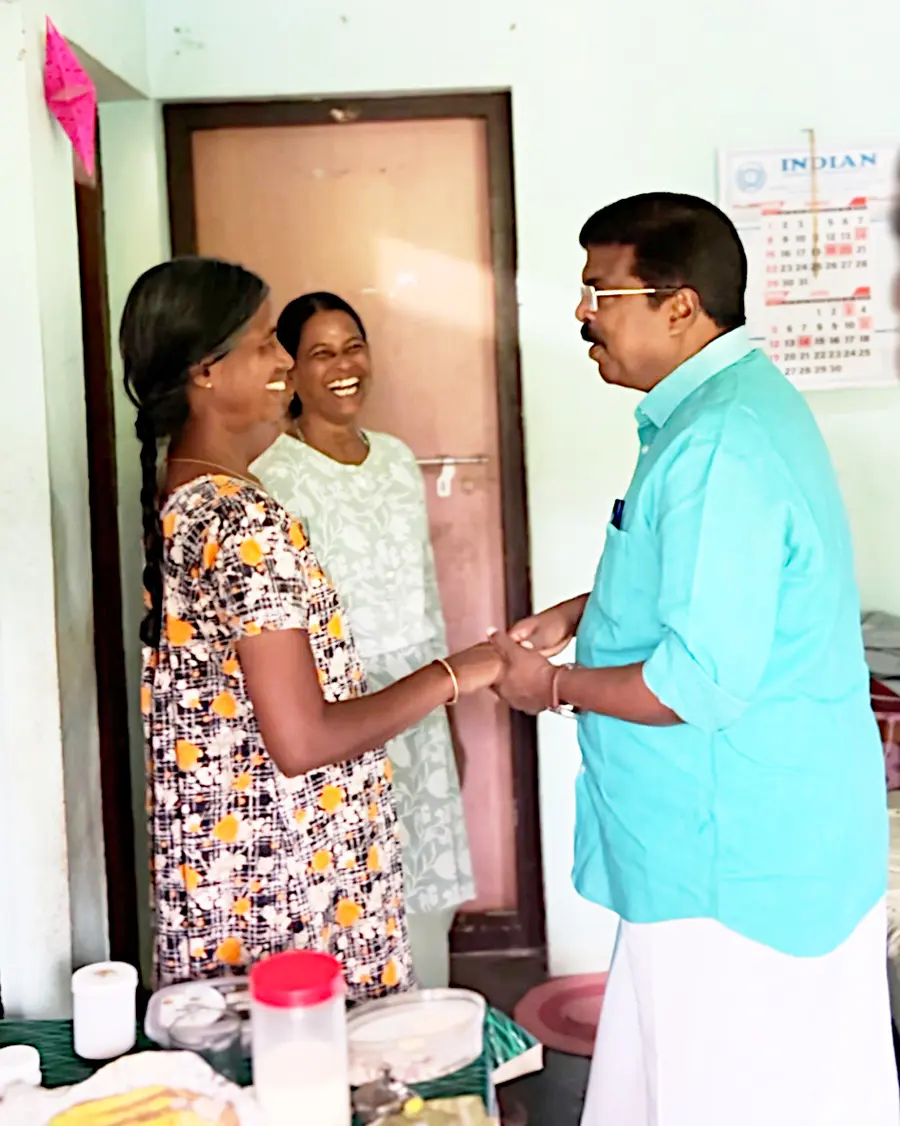 ആലപ്പുഴ മണ്ഡലം എൽഡിഎഫ് സ്ഥാനാർഥി പി പി ചിത്തരഞ്‌ജൻ  വീടുകൾ സന്ദർശിച്ച് വോട്ട് അഭ്യർഥിക്കുന്നു 