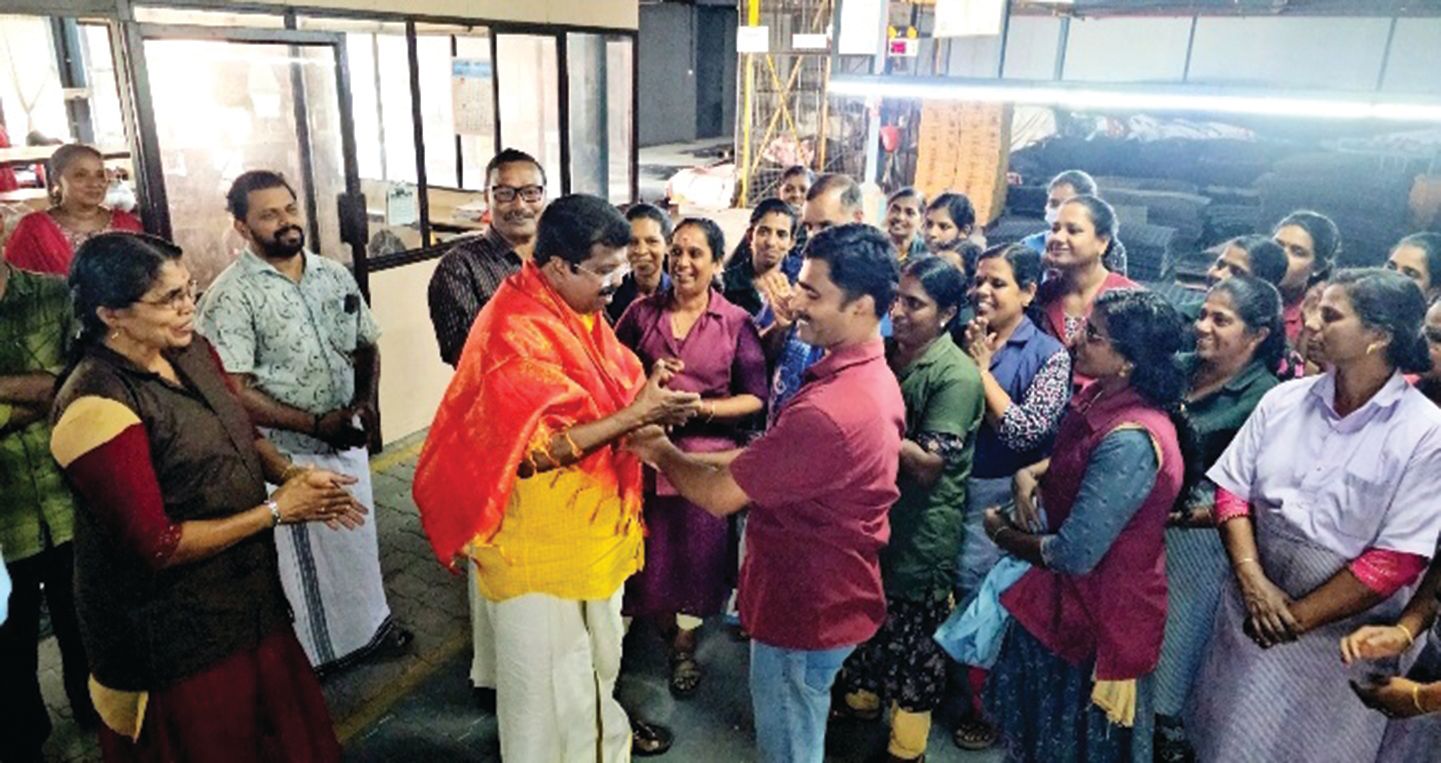 കയർ മേഖലയിലെ തൊഴിലാളികൾ പാം ഫൈബറില്‍ ചിത്തരഞ്ജനെ വരവേറ്റപ്പോൾ