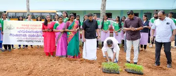 ചിതറ എസ്എൻഎച്ച്എസ്എസിലെ പൂക്കൃഷി പദ്ധതി ചിതറ പഞ്ചായത്ത്‌ പ്രസിഡന്റ്‌ മടത്തറ അനിൽ   ഉദ്ഘാടനംചെയ്യുന്നു