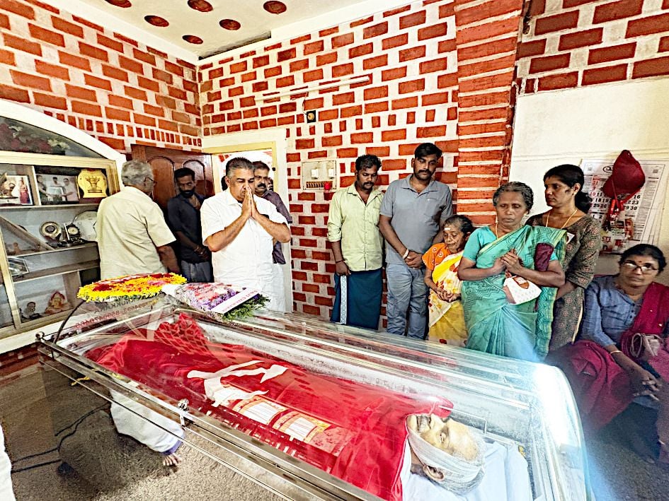 അന്തരിച്ച സിപിഐ നേതാവ് കെ എം ചന്ദ്രശർമയ്‌ക്ക്‌ സജി ചെറിയാൻ എംഎൽഎ ആദരാഞ്‌ജലി അർപ്പിക്കുന്നു