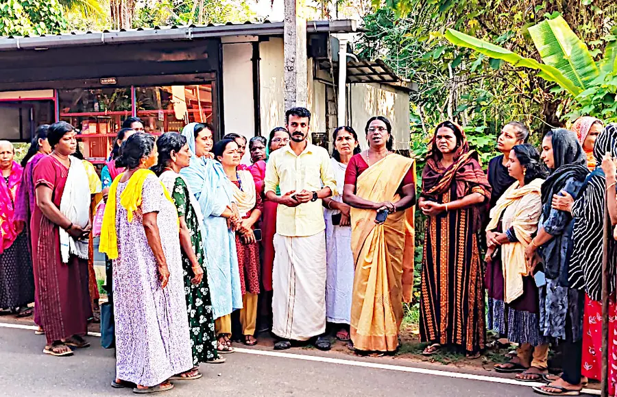 ചുനക്കര പഞ്ചായത്ത് കോമല്ലൂരിൽ ആരംഭിച്ച മഴക്കാലപൂർവ ശുചീകരണം പഞ്ചായത്തംഗം എസ് മഹേഷ് ഉദ്ഘാടനംചെയ്യുന്നു