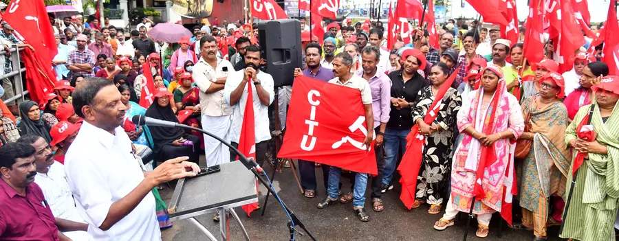 വഴിയോര കച്ചവട തൊഴിലാളി യൂണിയന്‍ കോര്‍പറേഷന്‍ ഓഫീസ് മാര്‍ച്ച് സിഐടിയു ജില്ലാ ജനറല്‍ സെക്രട്ടറി പി കെ മുകുന്ദന്‍ ഉദ്ഘാടനം ചെയ്യുന്നു