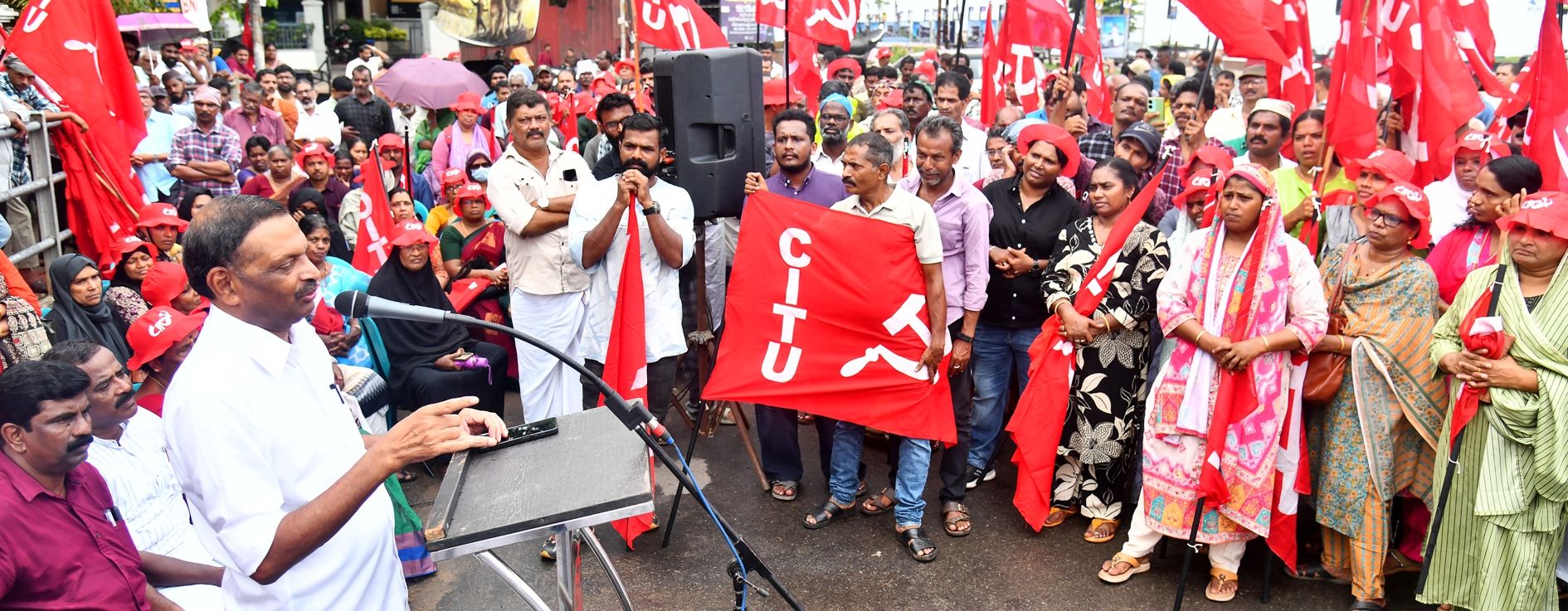 വഴിയോര കച്ചവട തൊഴിലാളി യൂണിയന്‍ കോര്‍പറേഷന്‍ ഓഫീസ് മാര്‍ച്ച് സിഐടിയു ജില്ലാ ജനറല്‍ സെക്രട്ടറി പി കെ മുകുന്ദന്‍ ഉദ്ഘാടനം ചെയ്യുന്നു