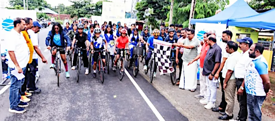 ലോക സൈക്ലിങ് ദിനാചരണത്തോടനുബന്ധിച്ച് നടത്തില സൈക്ലിങ് മത്സരം ജില്ലാ സ്പോർട്സ് കൗൺസിൽ പ്രസിഡന്റ്
വി ജി വിഷ്ണു ഫ്ലാഗ് ഓഫ് ചെയ്യുന്നു