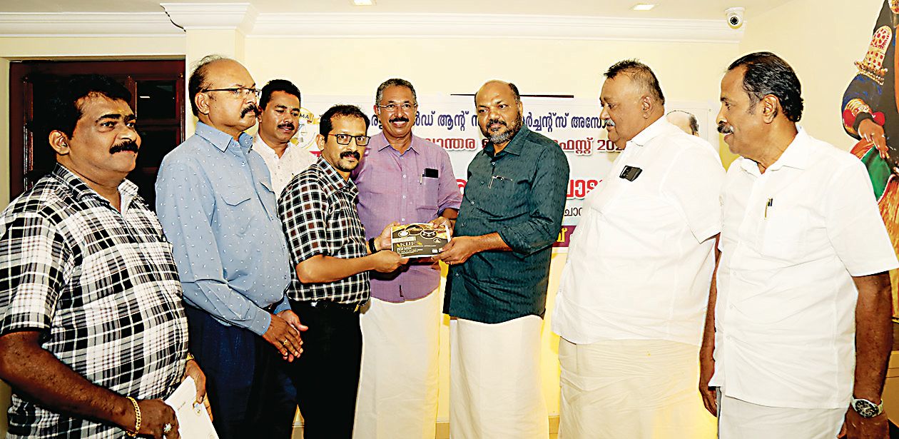 രാജ്യാന്തര ജ്വല്ലറി ഫെസ്റ്റിന്റെ പ്രചാരണ പരിപാടികളുടെ ജില്ലാതല ഉദ്ഘാടനം മന്ത്രി പി രാജീവ് നടത്തുന്നു