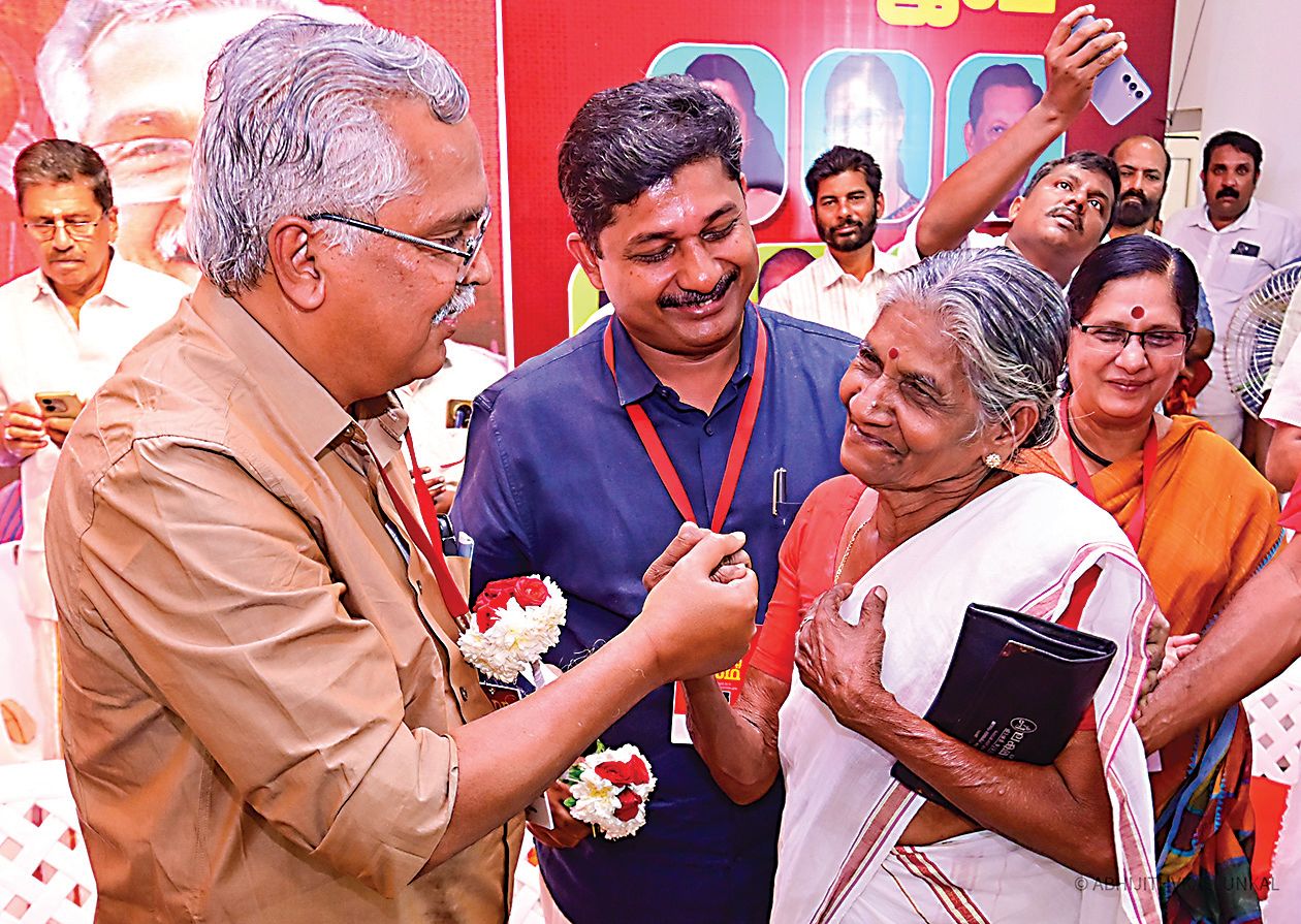 ഹരിപ്പാട് സ്വീകരിക്കാനെത്തിയ സരസമ്മ സദാശിവൻ ജാഥാ ക്യാപ്റ്റൻ  ബിനോയ് വിശ്വത്തെ ക്ഷേമ പെൻഷൻ വർധിപ്പിച്ചതിൽ സന്തോഷം അറിയിക്കുന്നു 
