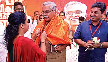 ഹരിപ്പാട് മണ്ഡലത്തിൽ തെക്കന്‍ മേഖല വികസന മുന്നേറ്റ ജാഥ ക്യാപ്റ്റൻ  ബിനോയ്‌ വിശ്വത്തെ പൊന്നാടയണിയിച്ച് സ്വീകരിക്കുന്ന  കുമാരപുരം സ്വദേശി പി അമ്പിളി 