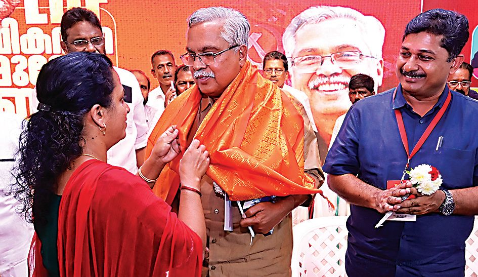 ഹരിപ്പാട് മണ്ഡലത്തിൽ തെക്കന്‍ മേഖല വികസന മുന്നേറ്റ ജാഥ ക്യാപ്റ്റൻ  ബിനോയ്‌ വിശ്വത്തെ പൊന്നാടയണിയിച്ച് സ്വീകരിക്കുന്ന  കുമാരപുരം സ്വദേശി പി അമ്പിളി 