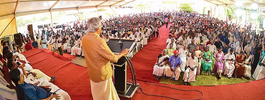 എൽഡിഎഫ് തെക്കൻമേഖലാ വികസന മുന്നേറ്റ ജാഥയ-്ക്ക് കായംകുളത്ത് നൽകിയ സ്വീകരണത്തിൽ ക്യാപ്റ്റൻ ബിനോയ്‌ വിശ്വം സംസാരിക്കുന്നു                