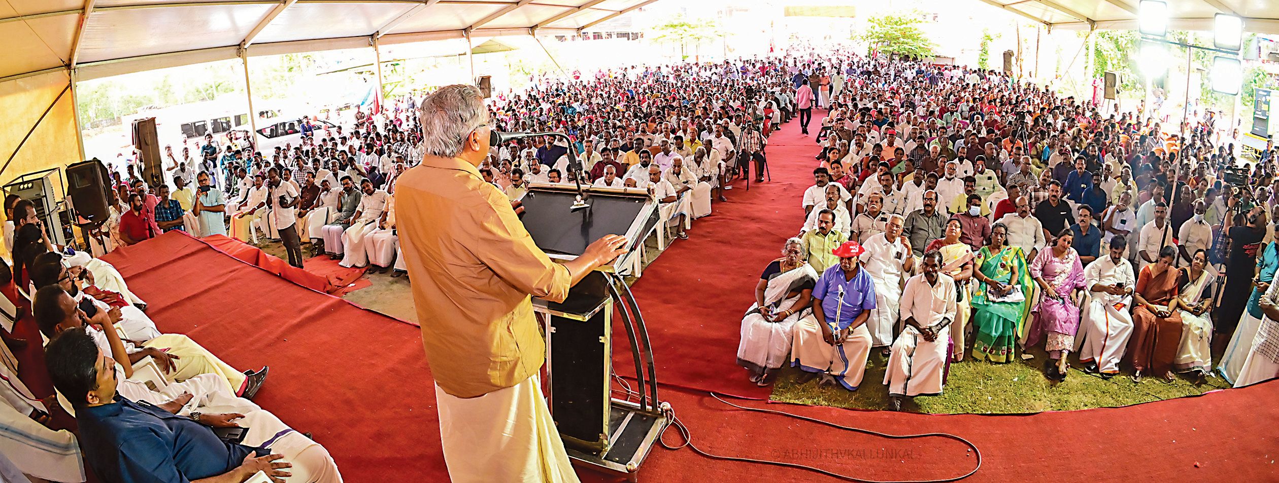 എൽഡിഎഫ് തെക്കൻമേഖലാ വികസന മുന്നേറ്റ ജാഥയ-്ക്ക് കായംകുളത്ത് നൽകിയ സ്വീകരണത്തിൽ ക്യാപ്റ്റൻ ബിനോയ്‌ വിശ്വം സംസാരിക്കുന്നു                