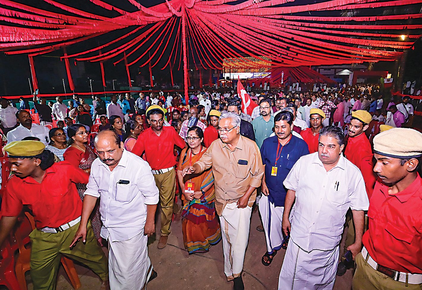 ജാഥാ ക്യാപ്റ്റൻ ബിനോയ് വിശ്വത്തെ ചെങ്ങന്നൂരിലെ വേദിയിലേക്ക് മന്ത്രി സജി ചെറിയാന്റെ  നേതൃത്വത്തിൽ സ്വീകരിക്കുന്നു