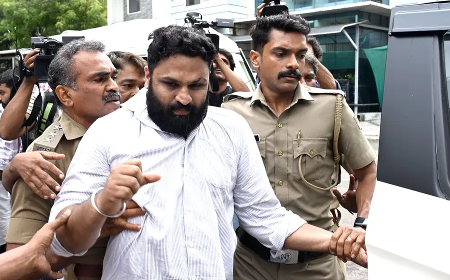 തൃശൂർ ഡിസിസി ഓഫീസിന് മുന്നിൽ ജില്ലാ പ്രസിഡന്റ് ജോസഫ് ടാജറ്റിന്റെ കോലവുമായി സമരംചെയ്ത മറ്റത്തൂരിലെ കോൺഗ്രസ് പ്രവർത്തകനെ പൊലീസ് ബലം പ്രയോഗിച്ച് നീക്കുന്നു