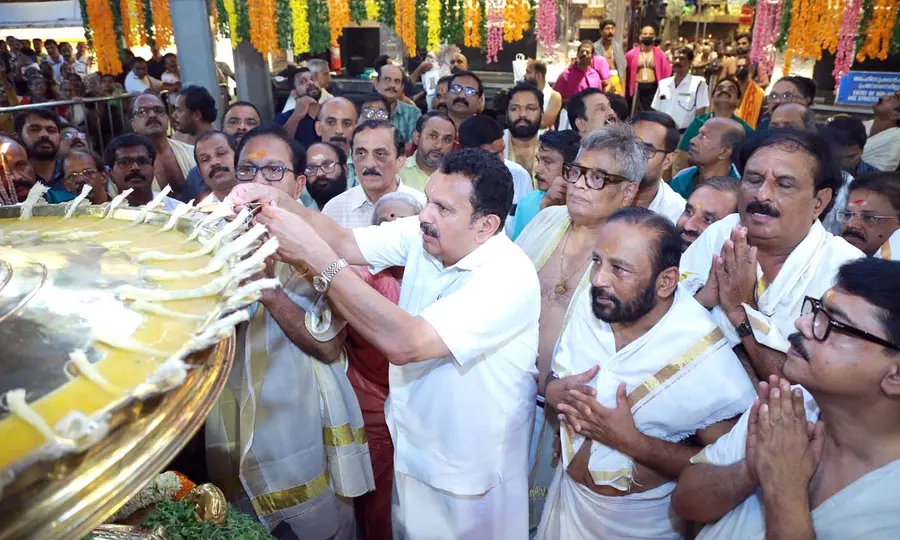 ഗുരുവായൂര്‍  ക്ഷേത്രം കിഴക്കേനടയിലെ നവീകരിച്ച ദീപസ്തംഭം മന്ത്രി കെ മുരളീധരന്‍ സമർപ്പിക്കുന്നു