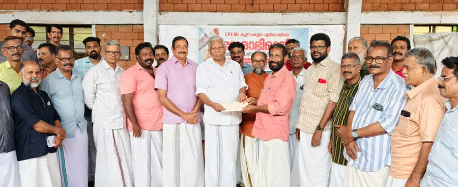 കുന്നംകുളം ഏരിയയിലെ ദേശാഭിമാനി വാർഷിക വരിസംഖ്യ ഏരിയ സെക്രട്ടറി കെ കൊച്ചനിയനിൽനിന്ന്  സിപിഐ എം സംസ്ഥാന കമ്മിറ്റിയംഗം എ സി മൊയ്തീൻ ഏറ്റുവാങ്ങുന്നു