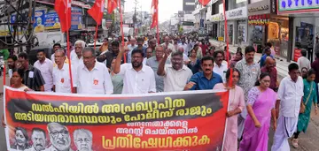 ഡൽഹിയിൽ സിപിഐ എം നേതാക്കളെ അറസ്റ്റ് ചെയ്‌തതിൽ പ്രതിഷേധിച്ച്‌ സിപിഐ എം തൃശൂർ ജില്ലാ കമ്മിറ്റിയുടെ നേതൃത്വത്തിൽ ട‍ൗണിൽ നടത്തിയ പ്രകടനം