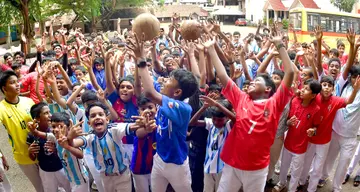 ലോകകപ്പ് ഫുട്ബോൾ ആരവത്തിൽ തൃശൂർ സിഎംഎസ് സ്കൂളിലെ വിദ്യാർഥികൾ /ഫോട്ടോ: ഡിവിറ്റ് പോൾ