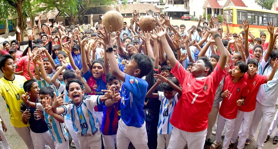 ലോകകപ്പ് ഫുട്ബോൾ ആരവത്തിൽ തൃശൂർ സിഎംഎസ് സ്കൂളിലെ വിദ്യാർഥികൾ /ഫോട്ടോ: ഡിവിറ്റ് പോൾ
