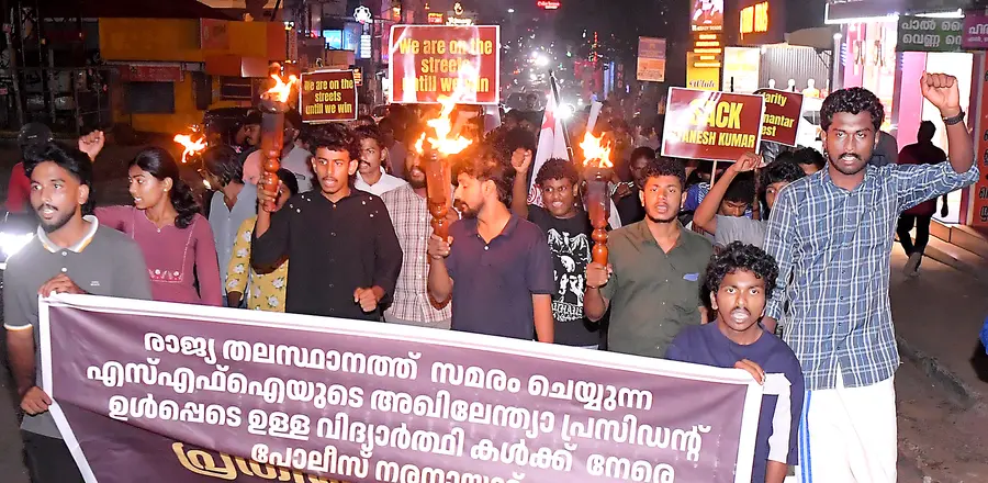 ഡൽഹിയിൽ എസ്എഫ്ഐ നേതാക്കളെ അറസ്റ്റ് ചെയ്തതിൽ പ്രതിഷേധിച്ച് എസ്എഫ്ഐ ജില്ലാകമ്മിറ്റി നേതൃത്വത്തിൽ തൃശൂർ റെയിൽവേ സ്റ്റേഷനിലേക്ക് നടത്തിയ നൈറ്റ് മാർച്ച്
