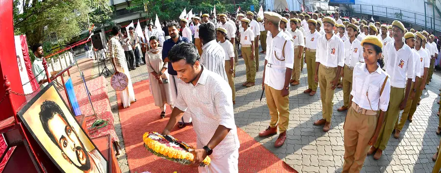 ആർ കെ കൊച്ചനിയൻ രക്തസാക്ഷി ദിനത്തിന്റെ ഭാഗമായി കൊച്ചനിയൻ കുത്തേറ്റുവീണ സ്ഥലത്തെ സ്മൃതി മണ്ഡപത്തിൽ എസ്എഫ്ഐ സംസ്ഥാന സെക്രട്ടറിയറ്റ് അംഗം എസ് വിപിൻ
പുഷ്പചക്രം അർപ്പിക്കുന്നു