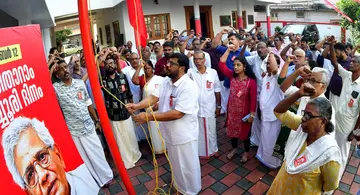 സീതാറാം യെച്ചൂരി ദിനത്തോടനുബന്ധിച്ച് സിപിഐ എം ജില്ലാ കമ്മിറ്റി ഓഫീസിൽ ജില്ലാ സെക്രട്ടറി കെ വി അബ്ദുൾ ഖാദർ പതാക ഉയർത്തുന്നു