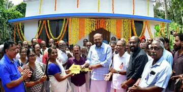 സിപിഐ എം പാലിശേരി ലോക്കൽ കമ്മിറ്റി നിർമിച്ച വീടിന്റെ താക്കോൽ കേന്ദ്രകമ്മിറ്റി അംഗം പി രാജീവിൽ നിന്ന്  മോങ്കാട്ടിൽ ഗോപാലനും ഭാര്യ ബിന്ദുവും ഏറ്റുവാങ്ങുന്നു