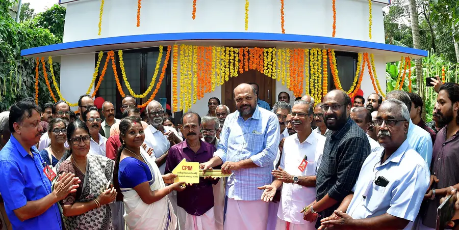 സിപിഐ എം പാലിശേരി ലോക്കൽ കമ്മിറ്റി നിർമിച്ച വീടിന്റെ താക്കോൽ കേന്ദ്രകമ്മിറ്റി അംഗം പി രാജീവിൽ നിന്ന് മോങ്കാട്ടിൽ ഗോപാലനും ഭാര്യ ബിന്ദുവും ഏറ്റുവാങ്ങുന്നു