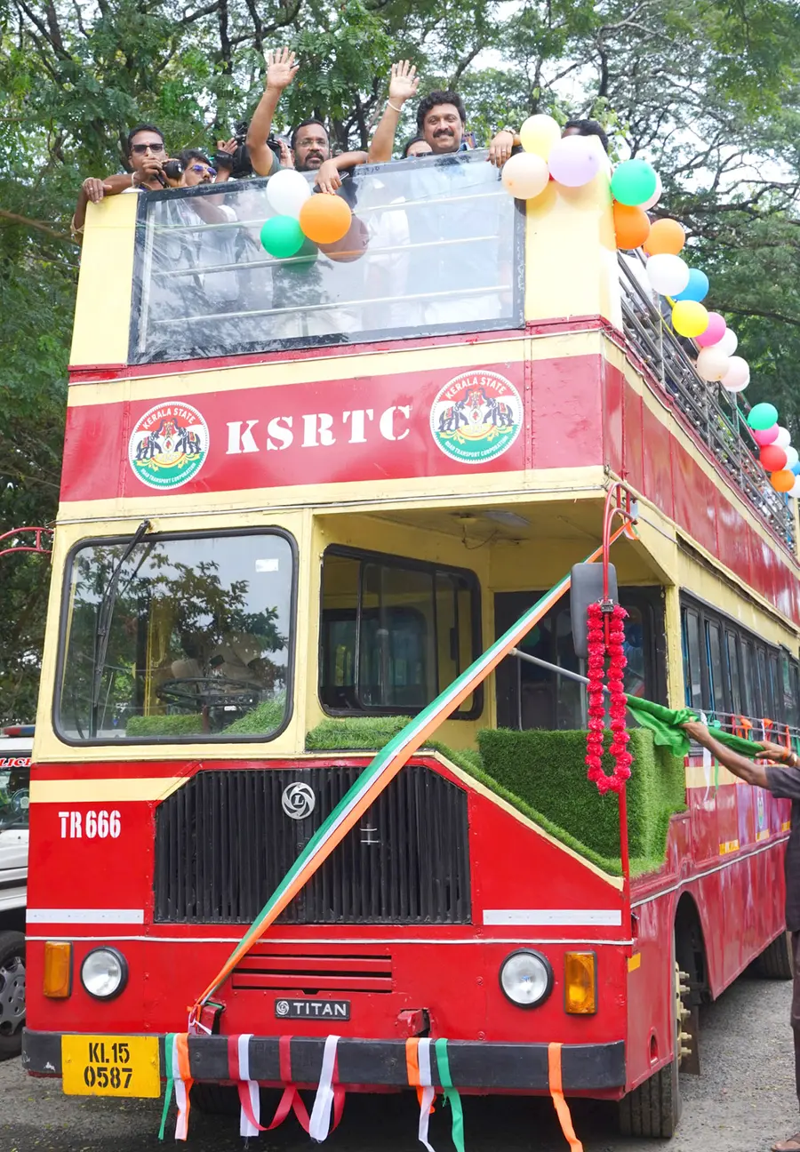 പുത്തൂർ സുവോളജിക്കൽ പാർക്കിലേക്ക് കെഎസ്ആർടിസി ഡബിൾ ഡക്കർ ബസ് രാമനിലയത്തിൽ
നിന്ന് യാത്ര തിരിച്ചപ്പോൾ മന്ത്രിമാരായ കെ ബി ഗണേഷ്കുമാർ, കെ രാജൻ, മേയർ എം കെ വർഗീസ്
തുടങ്ങിയവർ ജനങ്ങളെ അഭിവാദ്യം ചെയ്യുന്നു