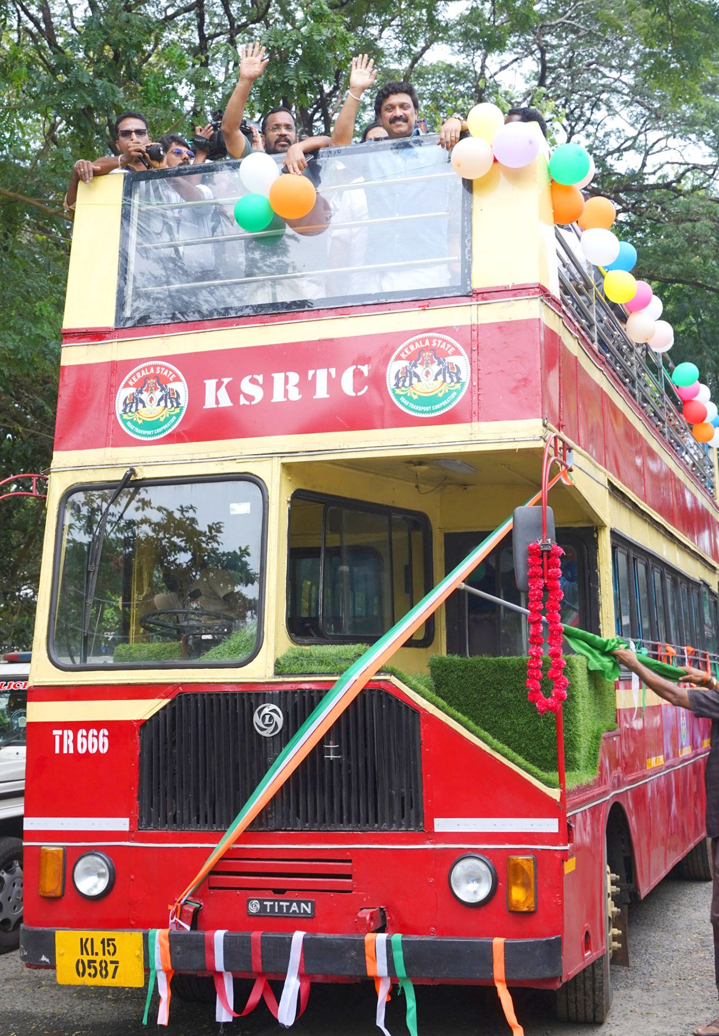 പുത്തൂർ സുവോളജിക്കൽ പാർക്കിലേക്ക്‌  കെഎസ്‌ആർടിസി ഡബിൾ ഡക്കർ ബസ്‌ രാമനിലയത്തിൽ നിന്ന്‌ യാത്ര തിരിച്ചപ്പോൾ മന്ത്രിമാരായ കെ ബി ഗണേഷ്‌കുമാർ, കെ രാജൻ, മേയർ എം കെ വർഗീസ്‌  തുടങ്ങിയവർ ജനങ്ങളെ അഭിവാദ്യം ചെയ്യുന്നു