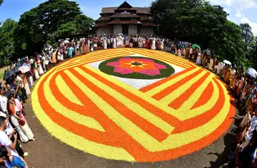 തൃശൂർ തെക്കേ ഗോപുര നടയിൽ സായാഹ്ന സൗഹൃദ കൂട്ടായ്മ ഒരുക്കിയ ഭീമൻ അത്തപ്പൂക്കളം / ഫോട്ടോ: ഡിവിറ്റ് പോൾ