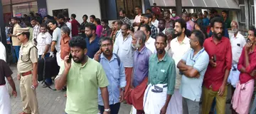 അപകട വിവരമറിഞ്ഞ്‌ തൃശൂർ മെഡിക്കൽ കോളേജ് ആശുപത്രിയിലെത്തിയവർ