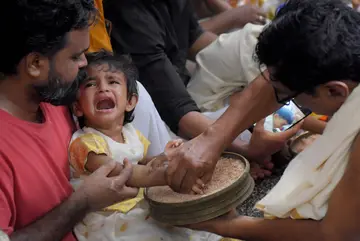 തിരുവുള്ളക്കാവ്‌ ധർമശാസ്താ ക്ഷേത്രത്തിൽ നടന്ന  എഴുത്തിനിരുത്തൽ      
