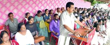 സഹകണ ജീവനക്കാർ തൃശൂർ ജോയിന്റ് രജിസ്ട്രാർ ഓഫീസിലേക്ക് നടത്തിയ മാർച്ച് സിഐടിയു ജില്ലാ പ്രസിഡന്റ്
കെ കെ രാമചന്ദ്രൻ ഉദ്ഘാടനം ചെയ്യുന്നു