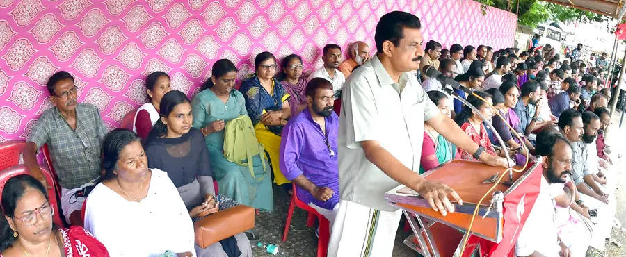 സഹകണ ജീവനക്കാർ തൃശൂർ ജോയിന്റ് രജിസ്ട്രാർ ഓഫീസിലേക്ക് നടത്തിയ മാർച്ച് സിഐടിയു ജില്ലാ പ്രസിഡന്റ്
കെ കെ രാമചന്ദ്രൻ ഉദ്ഘാടനം ചെയ്യുന്നു