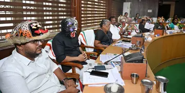 പുലികളി സംഘങ്ങൾക്ക്‌ കേന്ദ്രമന്ത്രി സുരേഷ്‌ഗോപി പ്രഖ്യാപിച്ച കേന്ദ്ര ധനസഹായം ലഭിക്കാത്തതിനെത്തുടർന്ന്‌  എൽഡിഎഫ്‌ ക‍ൗൺസിലർമാർ കഴിഞ്ഞ ദിവസം പുലി മുഖംമൂടി ധരിച്ച്‌ ക‍ൗൺസിൽ യോഗത്തിൽ പങ്കെടുത്തപ്പോൾ 