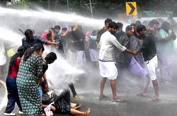 ഡിവൈഎഫ്‌ഐ ജില്ലാകമ്മിറ്റി നടത്തിയ കലക്‌ടറേറ്റ്‌ മാർച്ചിനുനേരെ പൊലീസ്‌ ജലപീരങ്കി പ്രയോഗിച്ചപ്പോൾ                                                                                                                                                                                                                  /ഫോട്ടോ ഡിവിറ്റ്‌ പോൾ