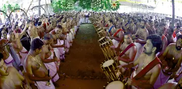പാറമേക്കാവ്‌ വിഭാഗത്തിന്റെ ഇലഞ്ഞിത്തറ മേളം                                                             / ഫോട്ടോ: ഡിവിറ്റ്‌ പോൾ