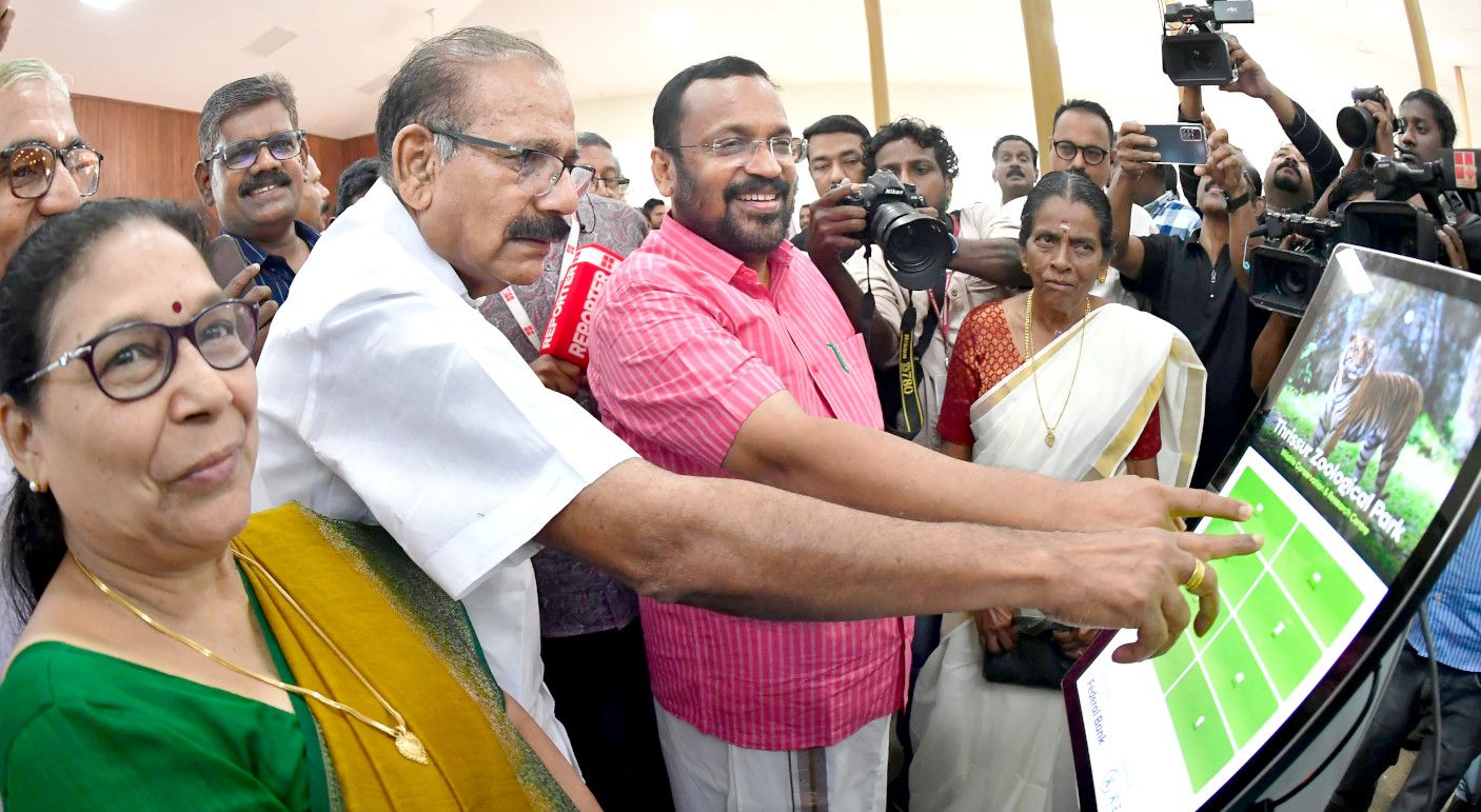 തൃശ‍ൂർ സുവോളജിക്കൽ പാർക്കിൽ മന്ത്രിമാരായ എ കെ ശശീന്ദ്രനും കെ രാജനും ചേർന്ന്‌  ആദ്യ ടിക്കറ്റ്‌ എടുക്കുന്നു . സമീപം ജില്ലാ പഞ്ചായത്ത്‌ പ്രസിഡന്റ്‌ മേരി തോമസ്‌   