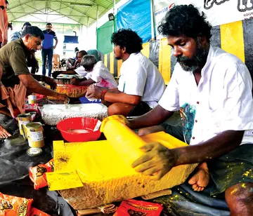സീതാറാം മിൽ ദേശം പുലിച്ചായം അരച്ച് തയ്യാറാക്കുന്നു