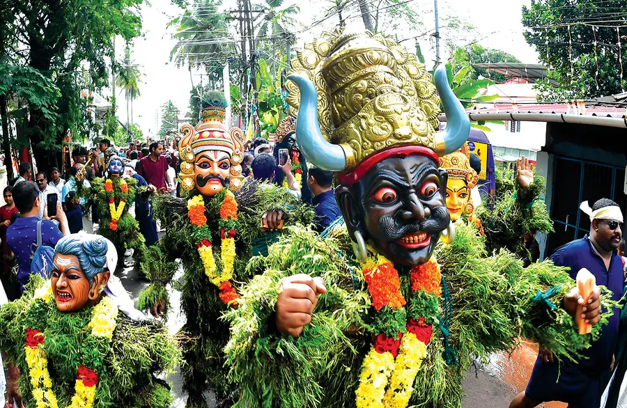 മൂന്നോണ നാളിൽ കിഴക്കുംപാട്ടുകര  വടക്കുംമുറി ദേശത്തിന്റെ കുമ്മാട്ടി
