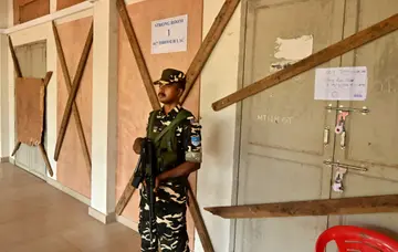 വോട്ടിന് കാവൽ   തൃശൂർ എൻജിനിയറിങ് കോളേജിലെ സ്‌ട്രോങ് റൂമിന്‌ കാവൽ നിൽക്കുന്ന സുരക്ഷാ സേനാംഗം