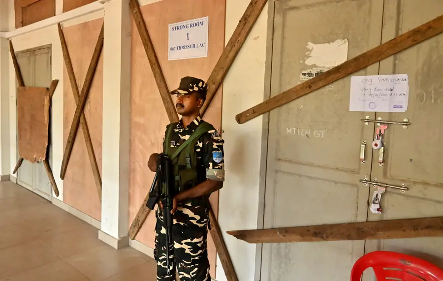 വോട്ടിന് കാവൽ   തൃശൂർ എൻജിനിയറിങ് കോളേജിലെ സ്‌ട്രോങ് റൂമിന്‌ കാവൽ നിൽക്കുന്ന സുരക്ഷാ സേനാംഗം