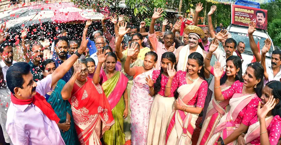പുതുക്കാട്‌ മണ്ഡലം എൽഡിഎഫ്‌ സ്ഥാനാർഥി കെ കെ രാമചന്ദ്രന്‌ കള്ളായി സെന്ററിൽ നൽകിയ സ്വീകരണം                                                                /ഫോട്ടോ: ഡിവിറ്റ്‌ പോൾ