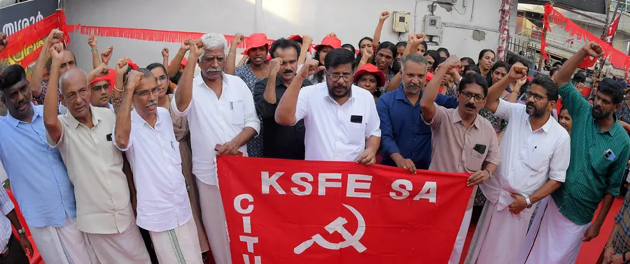 കെഎസ്എഫ്ഇ സ്റ്റാഫ് അസോസിയേഷൻ സംസ്ഥാന സമ്മേളനത്തിന്റെ പതാക–കൊടിമര ജാഥ സിപിഐ എം ജില്ലാ സെക്രട്ടറി കെ വി അബ്ദുൾഖാദർ
ഉദ്ഘാടനം ചെയ്യുന്നു