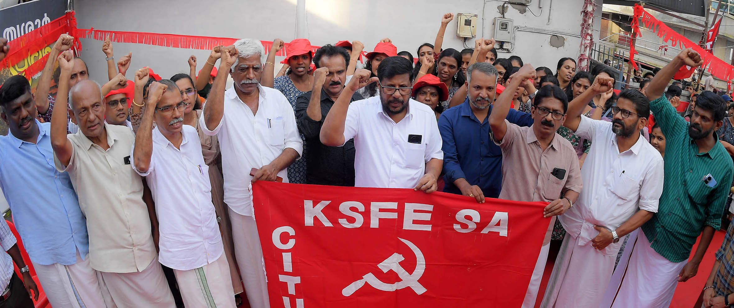 കെഎസ്​എഫ്​ഇ സ്റ്റാഫ്​ അസോസിയേഷൻ സംസ്ഥാന സമ്മേളനത്തിന്റെ പതാക–കൊടിമര ജാഥ സിപിഐ എം ജില്ലാ സെക്രട്ടറി കെ വി അബ്​ദുൾഖാദർ  ഉദ്​ഘാടനം ചെയ്യുന്നു